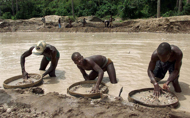 Charles Taylor: 2000: Diamond prospecters sift at the Corbert mine in Waiima, Sierra Leone