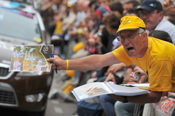 Tour de France Stage 10: A fan asks riders for an autograph 