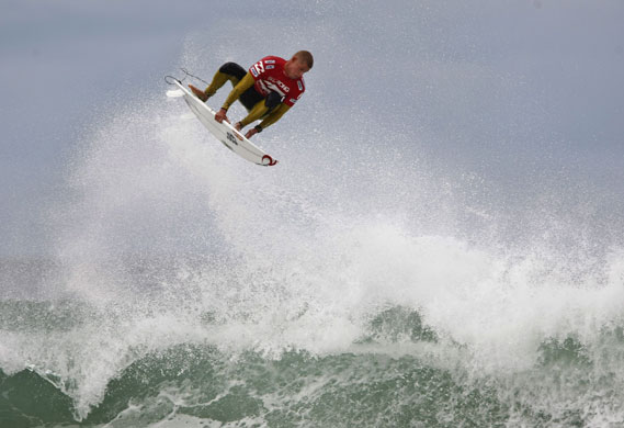 24sport: Mick Fanning performs an aerial 360