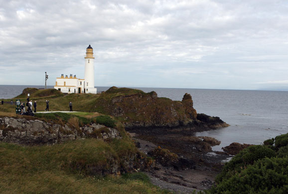 24sport: Tiger Woods tees off on the 10th hole during a practice round at Turnberry
