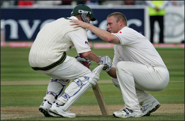 Flintoff retires: Flintoff consoles Brett Lee