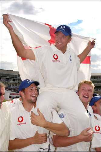 Flintoff retires: Alec Stewart is chaired round The Oval by Steve Harmison & Andrew Flintoff 
