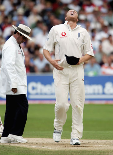 Flintoff retires: Flintoff in pain during fourth test in 2005