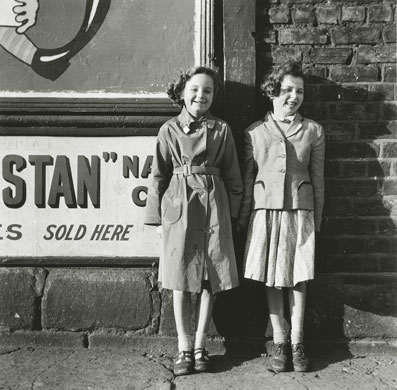 Jimmy Forsyth: Sycamore St girls, 1957
