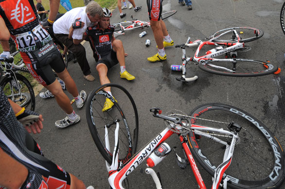 tour de france stage 11: Tour de France doctor Gerard Porte tends to Jose Joaquin Rojas