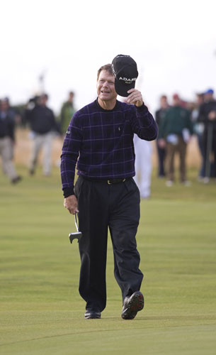 Open Golf day 4: Tom Watson raises his hat to the crowd as he walks onto the 18th green