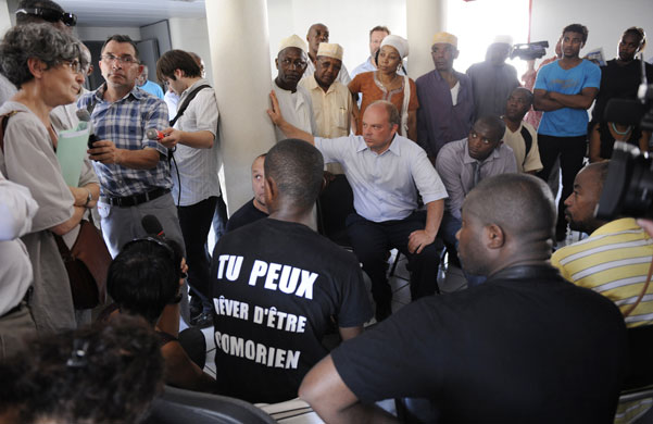 Yemenia airways update: Consul of Comoros in France, Stephane Salord (C) speaks with relatives