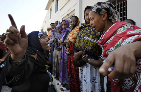Yemenia airways update: Comoros Islands' women demonstrate in front of the Comorian consulate