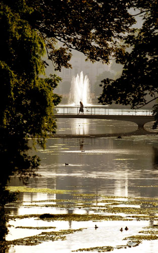 Heatwave: The bridge across the Serpentine in London