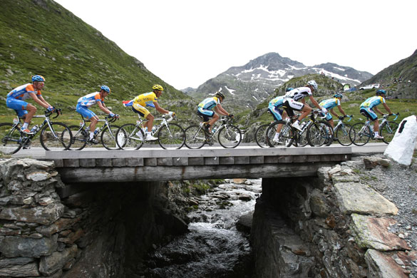 Tour de France stage 16: Lance Armstrong and yellow jersey holder Alberto Contador ride in the pack