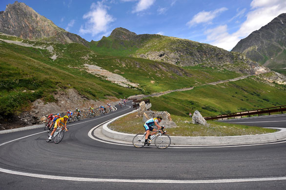 Tour de France stage 16: Lance Armstrong and Alberto Contador lead a pack of riders down a mountain