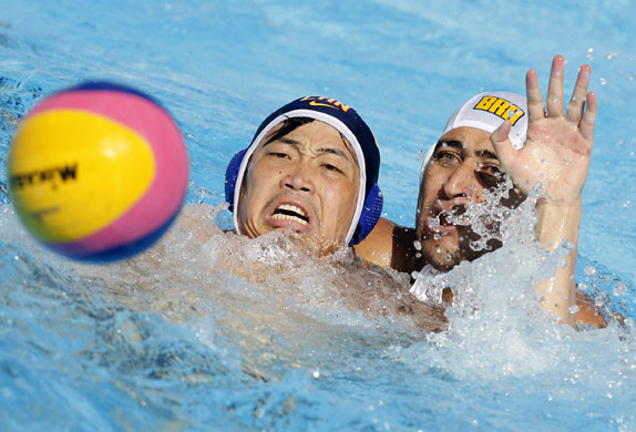 24sport: Yu of China fights for the ball