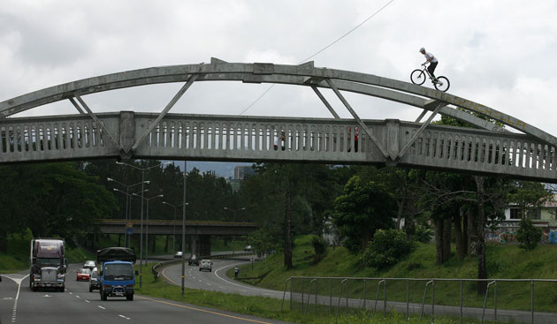 24sport: A cyclist rides his bicycle