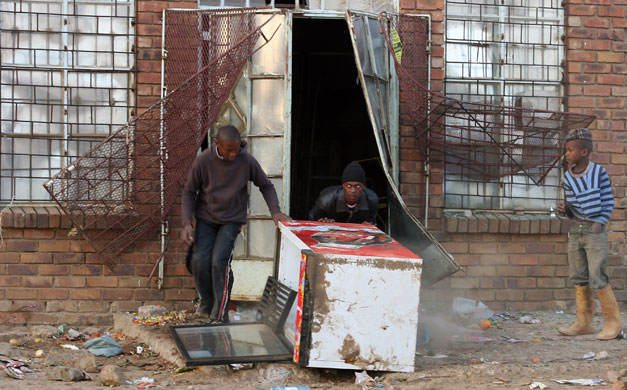 South Africa violence: Looting occurs in the Thokoza township of Johannesburg