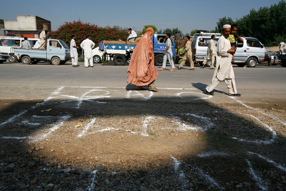 Swat: A long convoy of war-displaced people