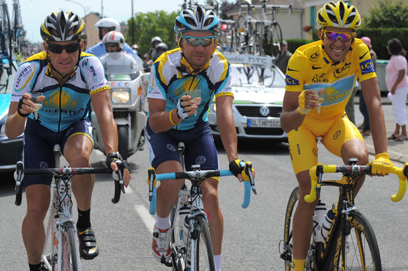 Tour de France: Alberto Contador shares a glass of champagne