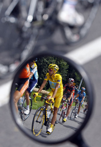 Tour de France: Alberto Contador is reflected in the mirror of a motorcycle