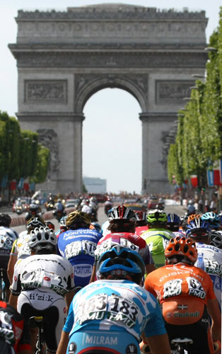 Tour de France: Paris: The pack rides towards the Arc de Triomphe
