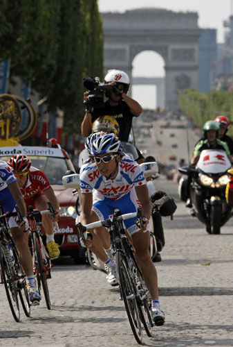 Tour de France: Paris: Skil-Shimano rider Fumiyuki Beppu cycles on the Champs Elysees