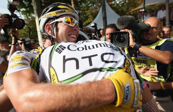Tour de France Paris: Mark Cavendish embraces team mate Mark Renshaw