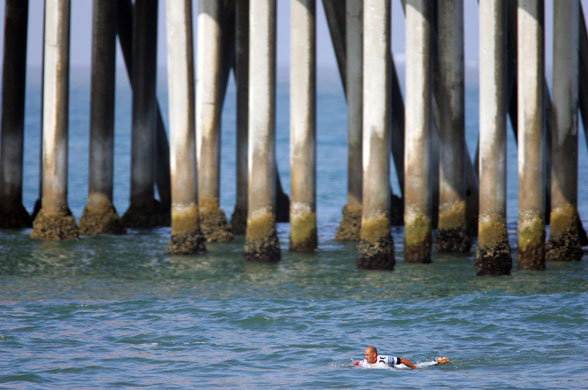 Hurley US Open of Surfing: Kelly Slater paddles against the current