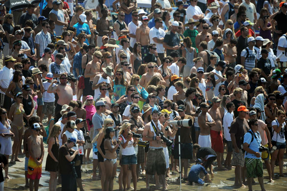 Hurley US Open of Surfing: A large cowd packs the beach