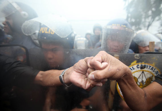 27 July 2009: Manila, Philippines: Protesters try to hold their ground