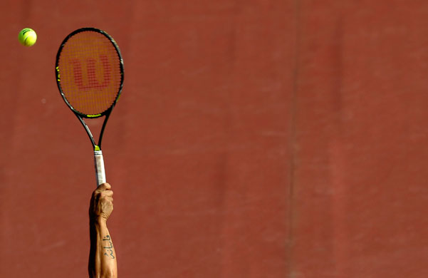 24sport: Guillermo Canas hits a return to Tommy Robredo 