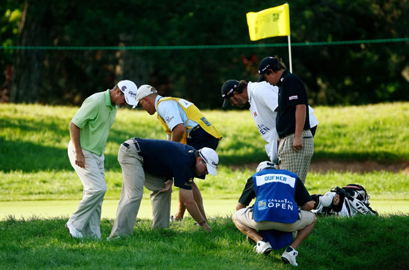 24sport: Jerry Kelly, Jason Duffner and caddies search for Scott Verplunk's ball