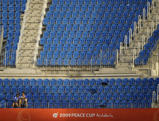 24sport: A lone couple in an empty stand watch Atlante beat Malaga 3-1