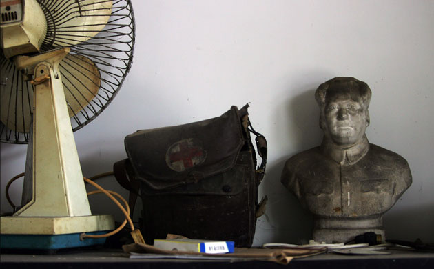 Coal in China: Chairman Mao Zedong is dusted by coal pollution, Sichuan, China