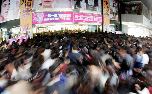 Coal in China: Shopping Crowd in Hangzhou, China