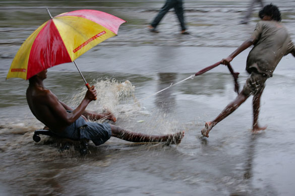 24 hours : Indian boys playing in water