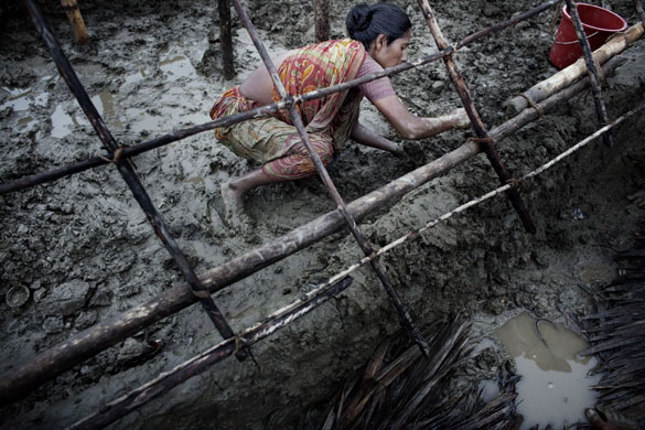 Bangladesh flood defences: Sale Ha Begum builds a tent for herself and her son