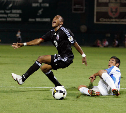 24sport: Christian Alexander Sanchez slides in and fouls Rodney Wallace