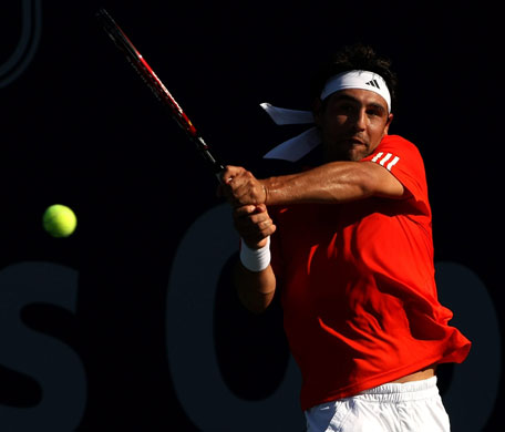 24sport: Marcos Baghdatis returns a shot to Frank Dancevic at the LA Tennis Open 