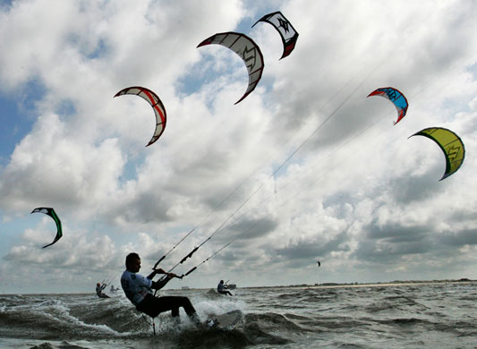 24sport: Kite-surfers ride the waves during the Kitesurf World Cup 