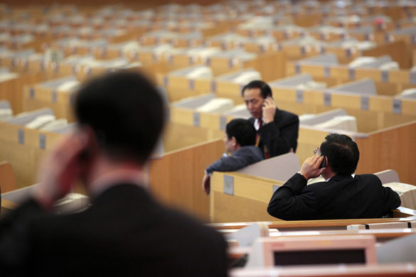 24 hours: Tradersat the Shanghai Stock Exchange 