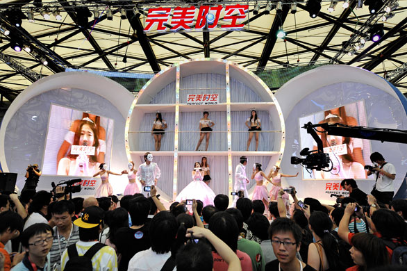 China Digital Expo: Visitors crowd a stage where models pose