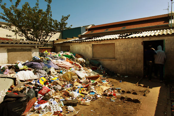 Eritrean refugees Calais: Yard 