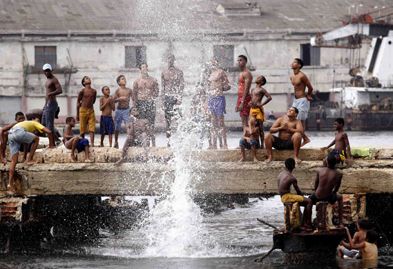 24 hours in pictures: Youths cdump in water at Havana's port