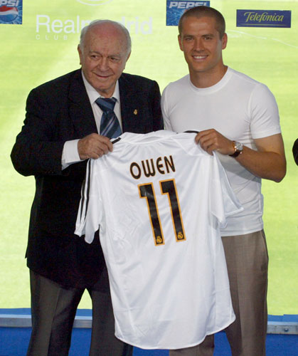 Michael Owen : MICHAEL OWEN SIGNING TO REAL MADRID FOOTBALL CLUB, SPAIN - 14 AUG 2004