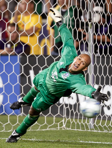 24sport: Everton's Tim Howard makes a save during a penalty shootout 