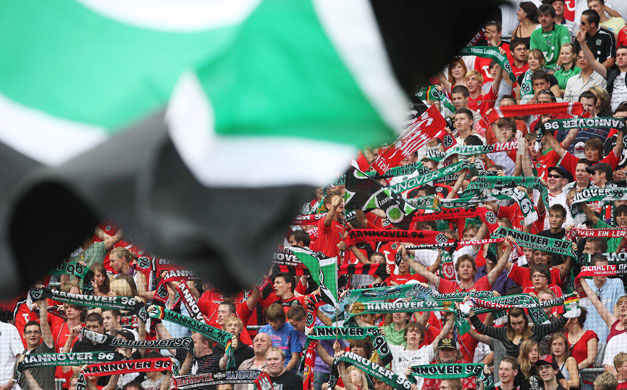 24sport: Hannover fans cheer on their team 