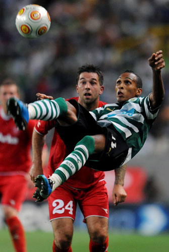 24sport: Liedson Muniz tries a bicycle kick