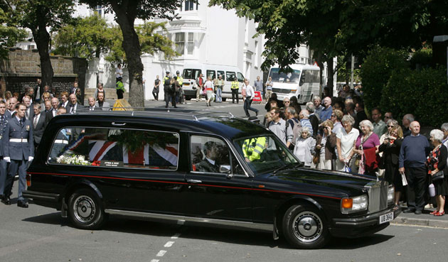 Henry Allingham funeral: Crowds line the streets