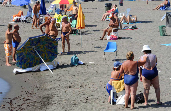 24 hours: Body of a drowned man lying on a beach at Mappatella, Naples