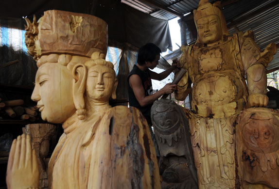 Week in art: Traditional wooden statues in Son Dong, Vietnam