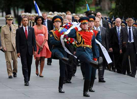 Obama in Russia: US President Barack Obama and his wife Michelle at a wreath laying ceremony