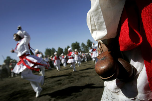 24 hours in pictures: Pilgrims dance following the Virgin of the Kings 